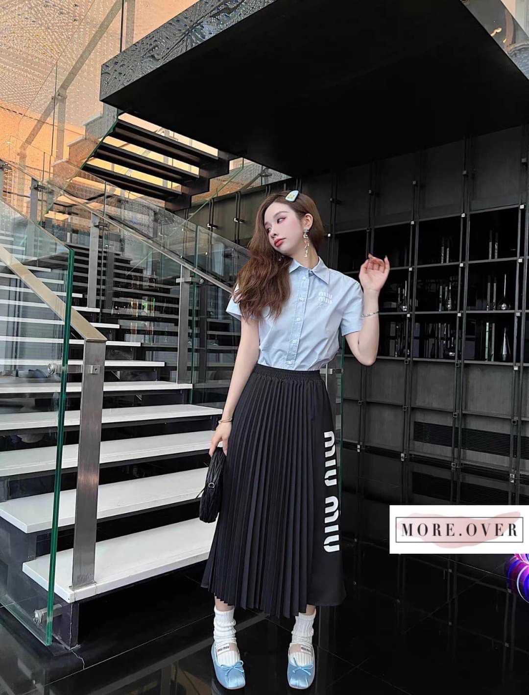 เสื้อเชิตแขนสั้นสีฟ้าปักชื่อแบรนด์ MIU MIU
