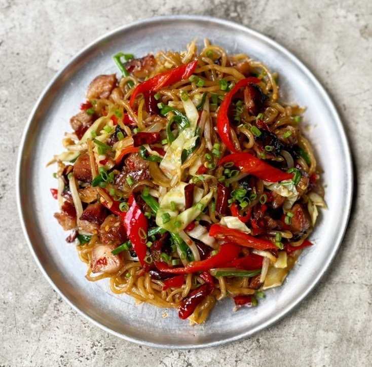 Charsiu Pork egg Noodles with dried chilli บะหมี่ผัดหมูแดงกับพริกแห้ง