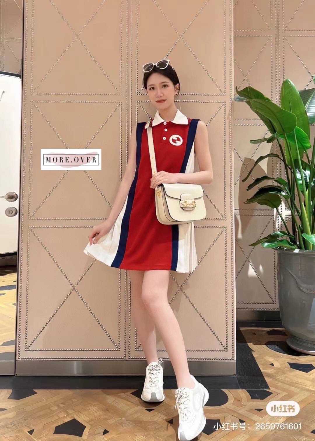 เดรสแขนกุดคอปกสีแดงปกขาวปักโลโก้แบรนด์ GUCCI
