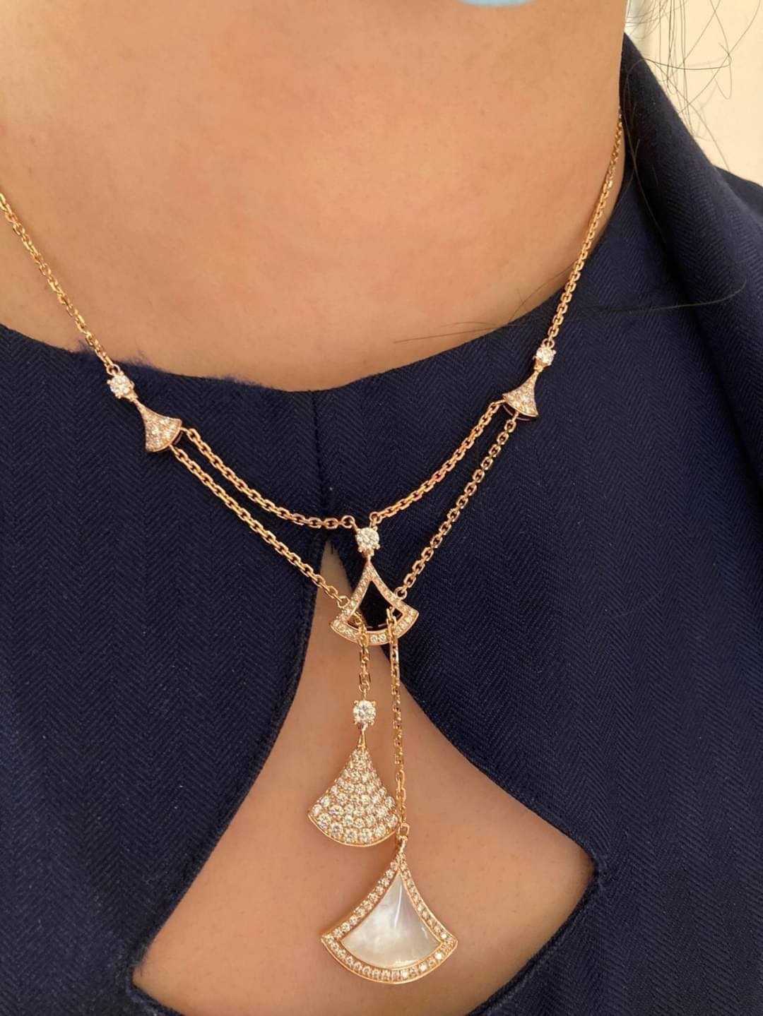 Trendy pendant in Rose gold