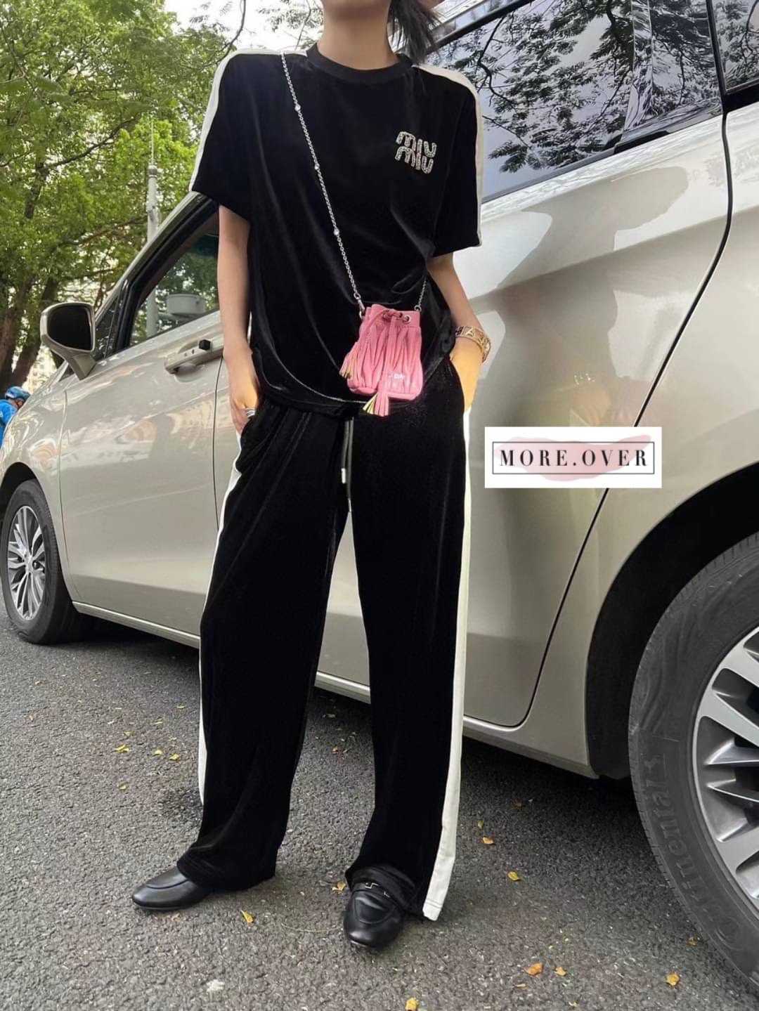 Set เสื้อแขนสั้นสีดำแถบขาวปักชื่อแบรนด์ วิ้งๆ + กางเกงขายาวเนื้อผ้ากำมะหยี่ MIU MIU