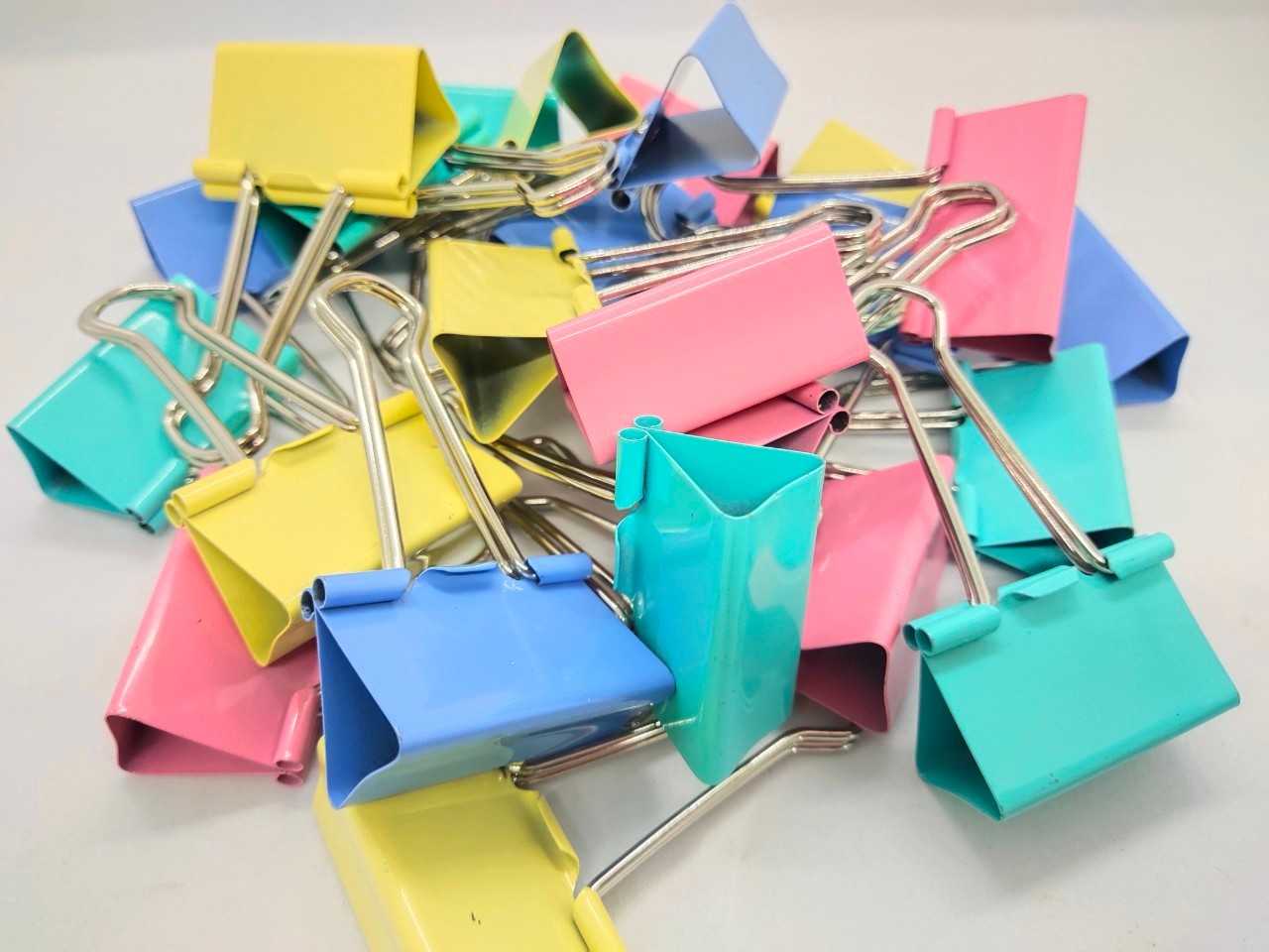 DELI 8552A คลิปสีหนีบกระดาษ คละสี(กระปุก 24 ชิ้น)