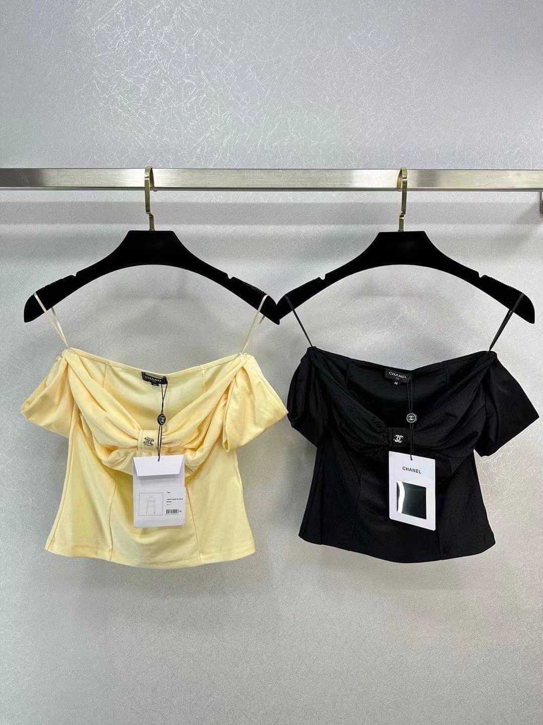 CHANEL SHOULDER TOP เสื้อชาแนล เปิดไหล่ เข็มกลัดตัวหนังสือ CC ประดับเพชรคริสตัล