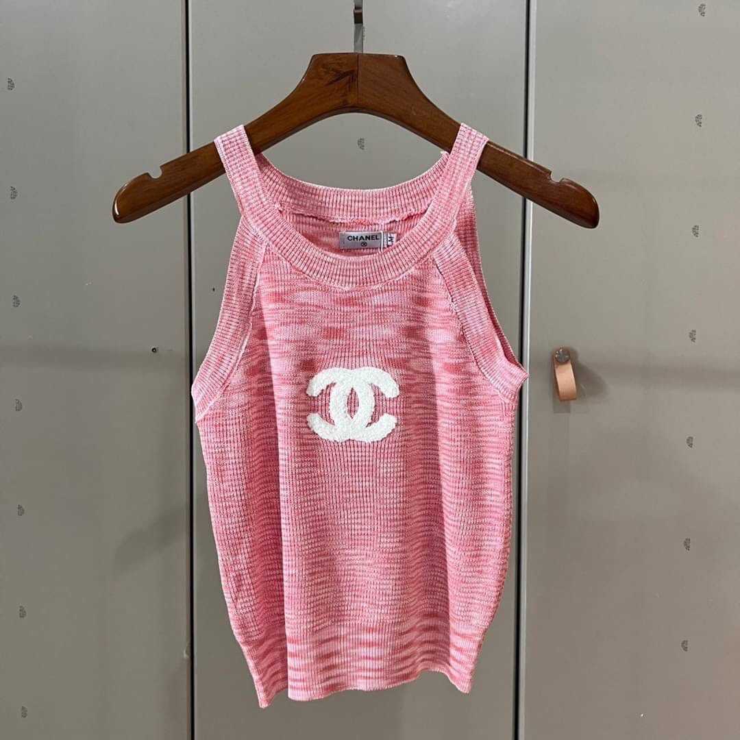 CHANEL CC LOGO KNITTED VEST IN PINK เสื้อกล้ามแขนกุด แบรนด์ชาแนล