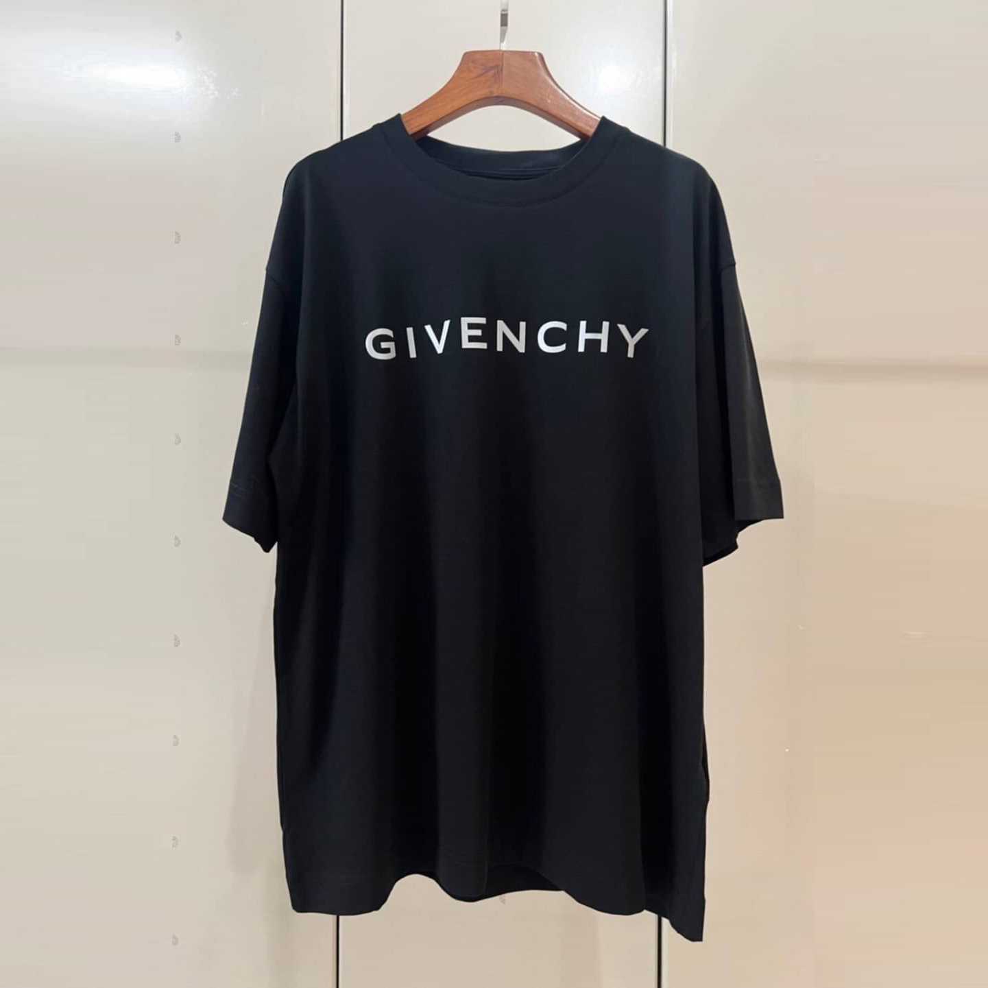 GIVENCHY CLASSIC LOGO PRINTED COTTON T-SHIRT IN BLACK จิวองชี่