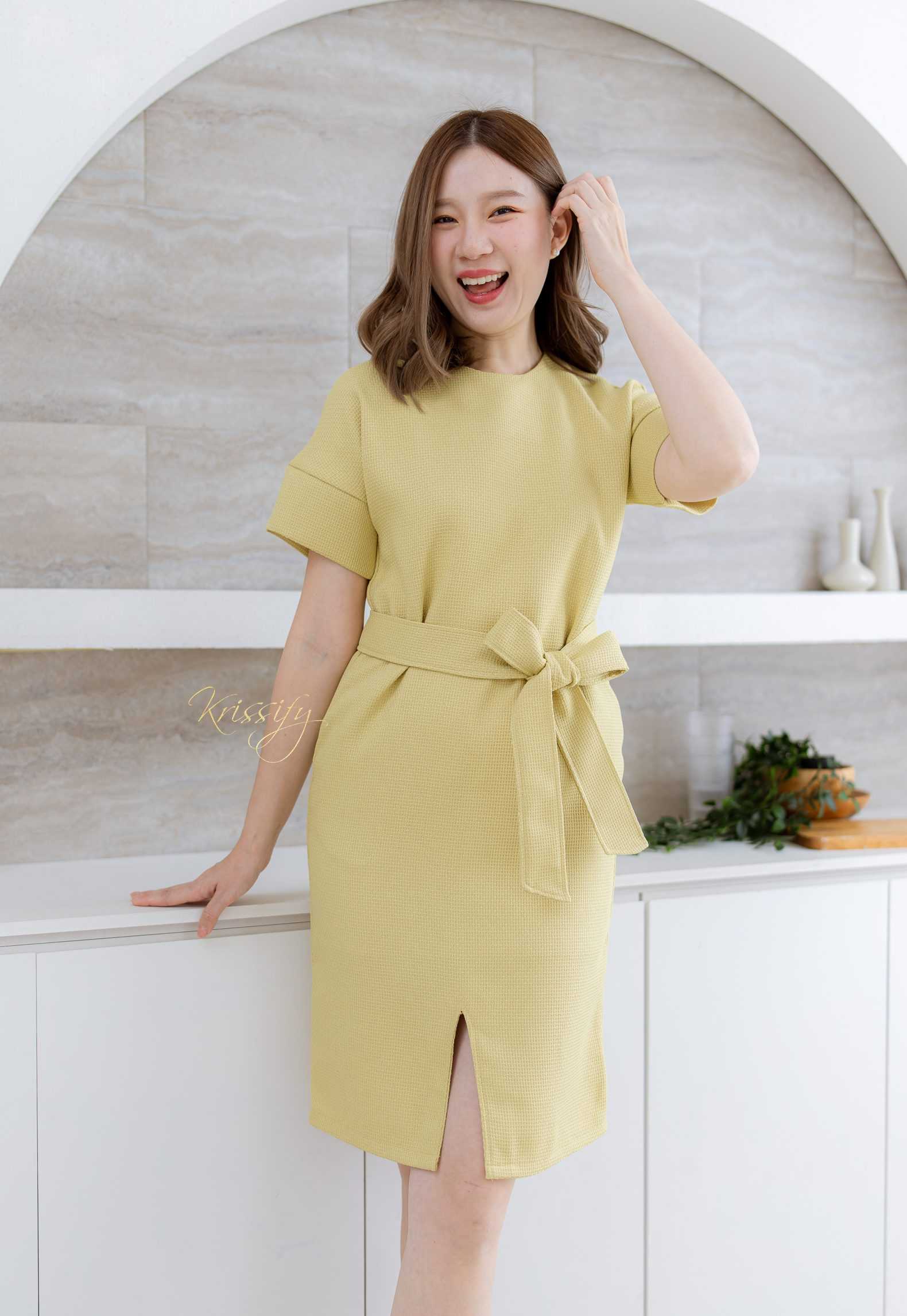 D23-006 : เดรสผ้าทวิตคอกลมแขนสั้น ดีไซน์ผ่าหน้า มีกระเป๋าข้าง ซิปหลัง