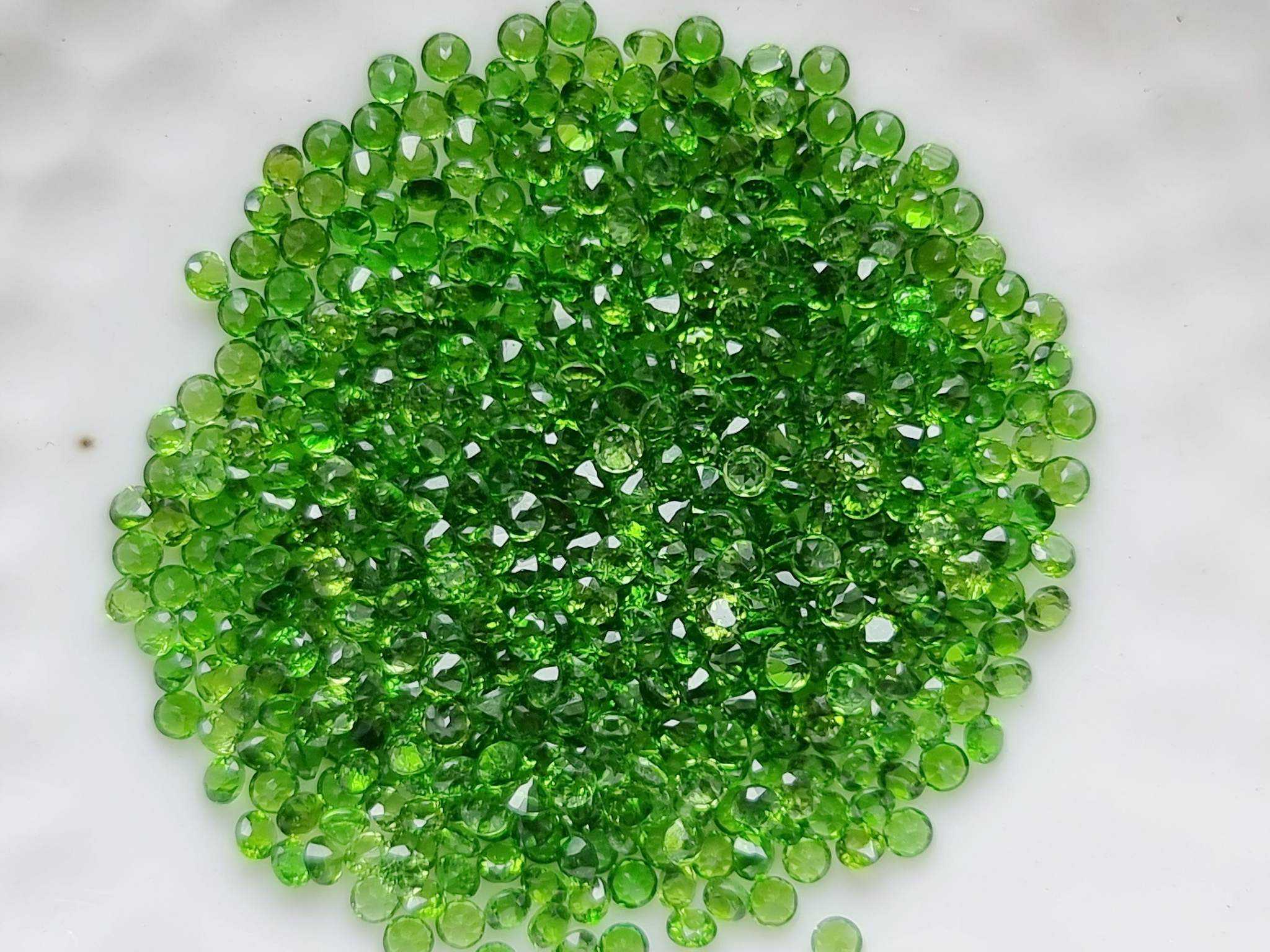 1.8mm. พลอยโครมไดออฟไซด์กลมเจียรเหลี่ยม สีเขียวสวย พลอยเนื้ออ่อนแท้ กะรัตละ 290 บาท