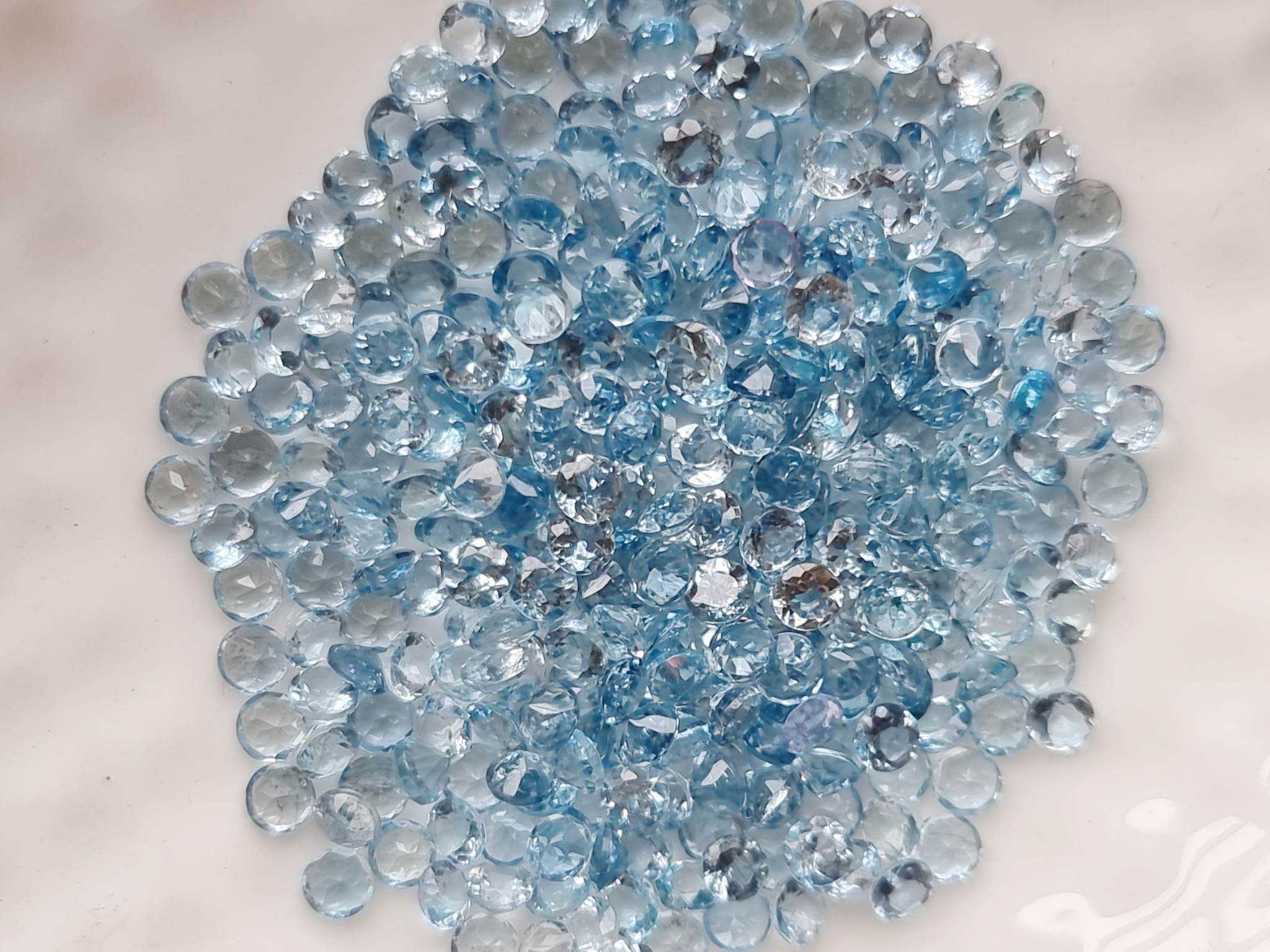 2.5mm. พลอยอความารีนกลมเจียรเหลี่ยม สีฟ้าสวย กะรัตละ 370 บาท