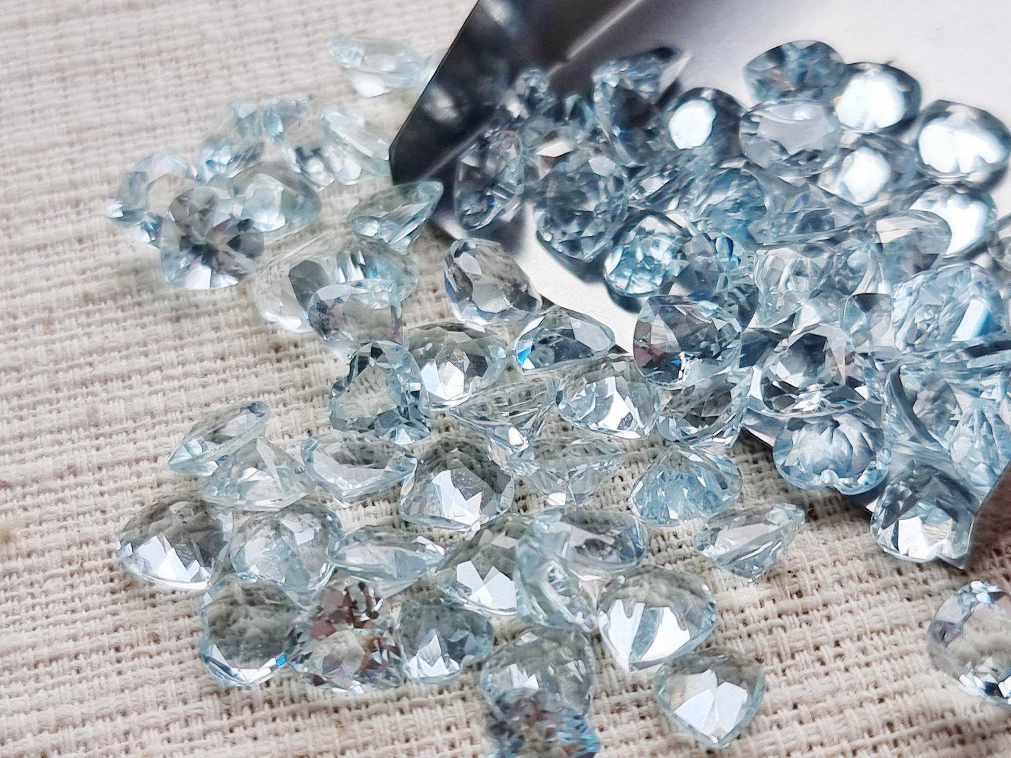 5x5mm. พลอยอความารีนหัวใจ เจียรเหลี่ยม สีฟ้าพาสเทลสวยมาก เม็ดละ 190 บาท
