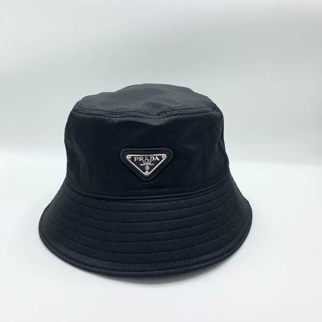 PRADA NYLON LOGO BUCKET HAT IN BLACK หมวกบักเก็ต แบรนด์ปราด้า พราด้า ผ้าไนล่อน สีดำ