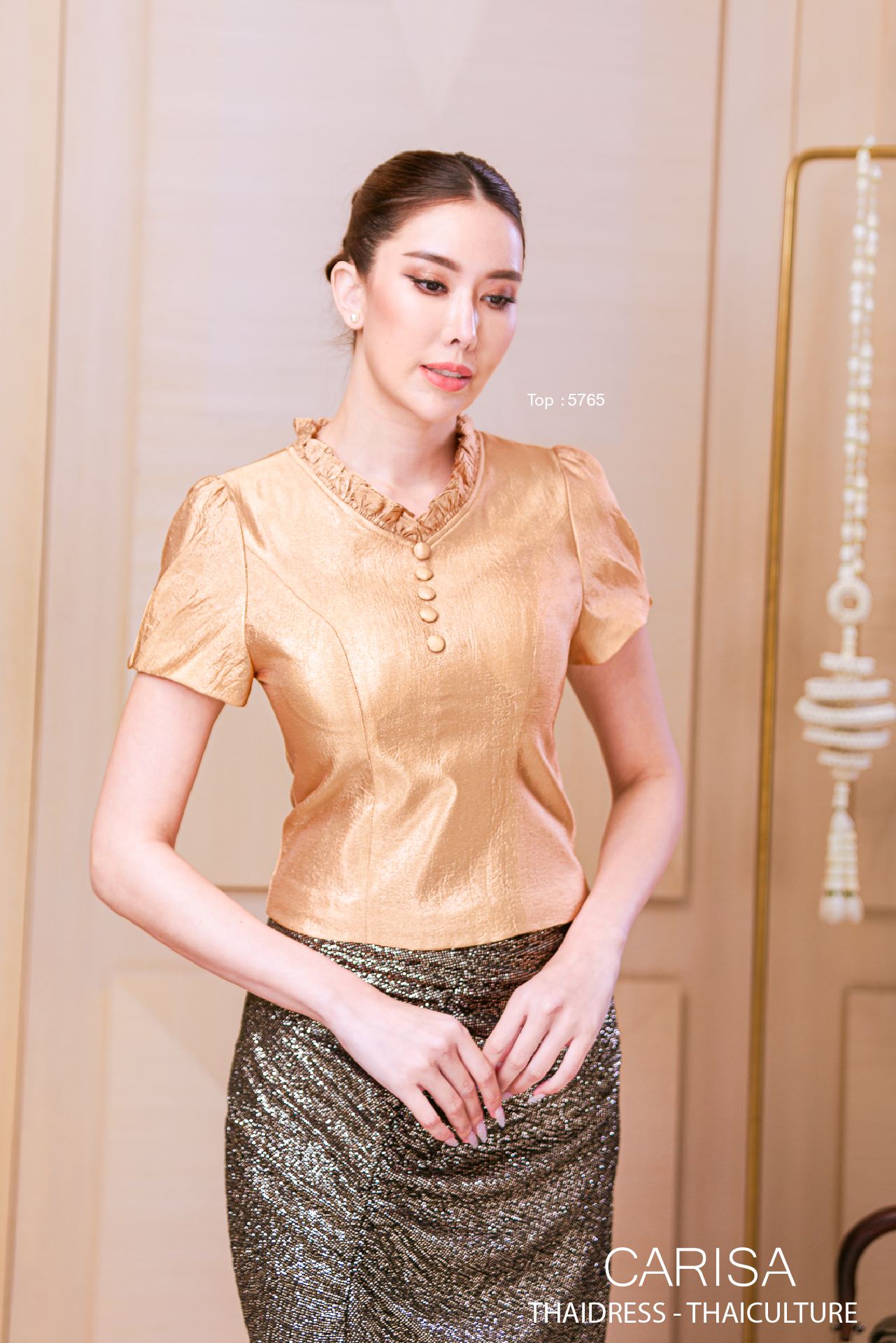เสื้อแขนสั้น สีพื้นสุดเก๋  เป็นผ้าไหมสั่งทอพิเศษเฉพาะ CARISA เท่านั้น  ใส่สบายไม่ร้อนเลยค่ะ [5765]