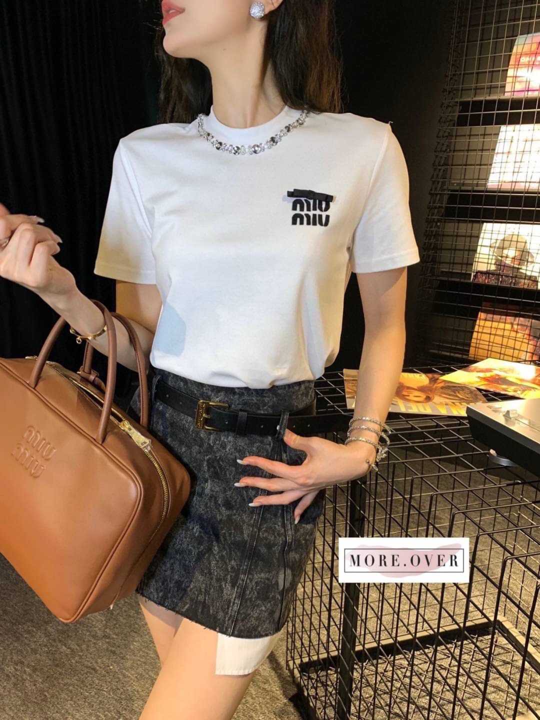 เสื้อยืดแขนสั้นสีขาวคอแต่งเพชร ปักชื่อแบรนด์ MIU MIU