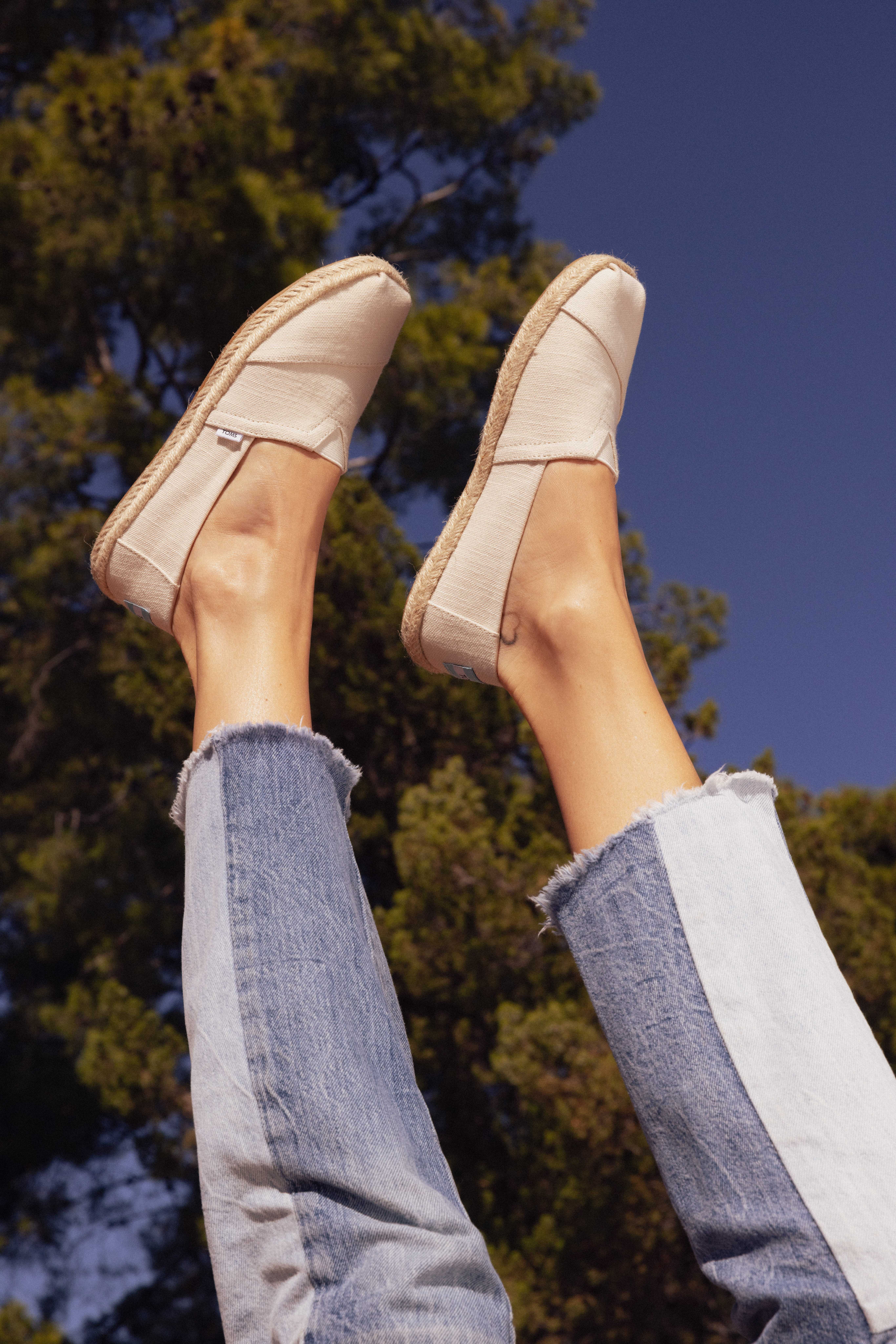 TOMS รองเท้าลำลองผู้หญิง  รุ่น Rope Sole Alpargata Natural Recycled Cotton Slubby Woven (CB)
