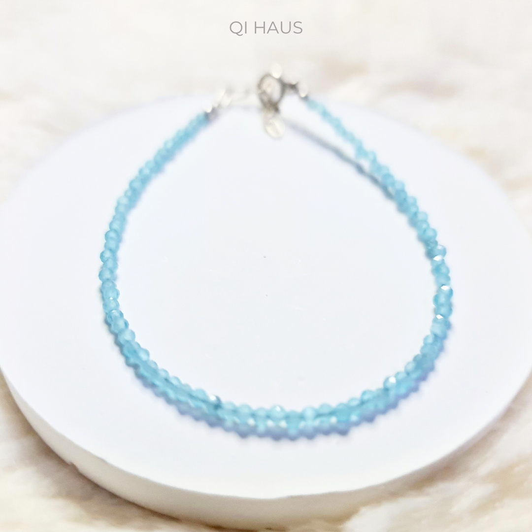 QIHAUS - กำไลข้อมือหิน บลู อะพาไทต์ หินแห่งแรงบันดาลใจ Blue Apatite Bracelets/ สร้อยข้อมือหิน