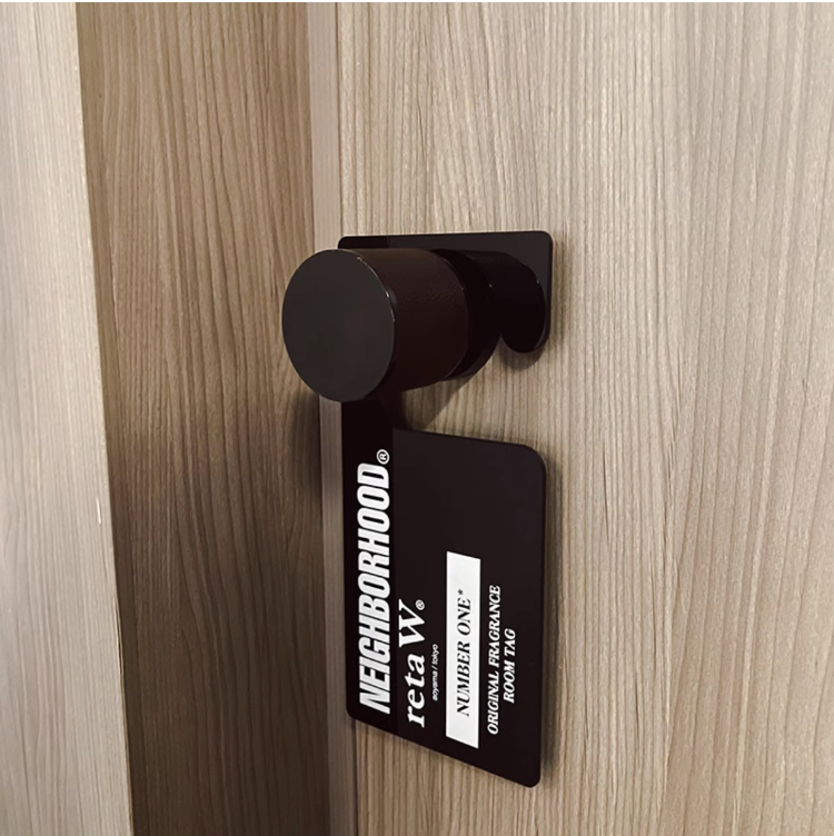 [ ⚡️พร้อมส่ง ]ป้ายแท็ก NEIGHBORHOOD แขวนหน้าประตูห้อง แผ่นอะคริลิคสีดำ