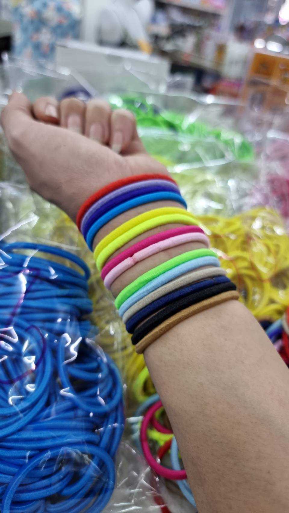สวมข้อมือได้ 50 เส้น 45 บาท  ยางรัดผม ขนาด 5 cm.