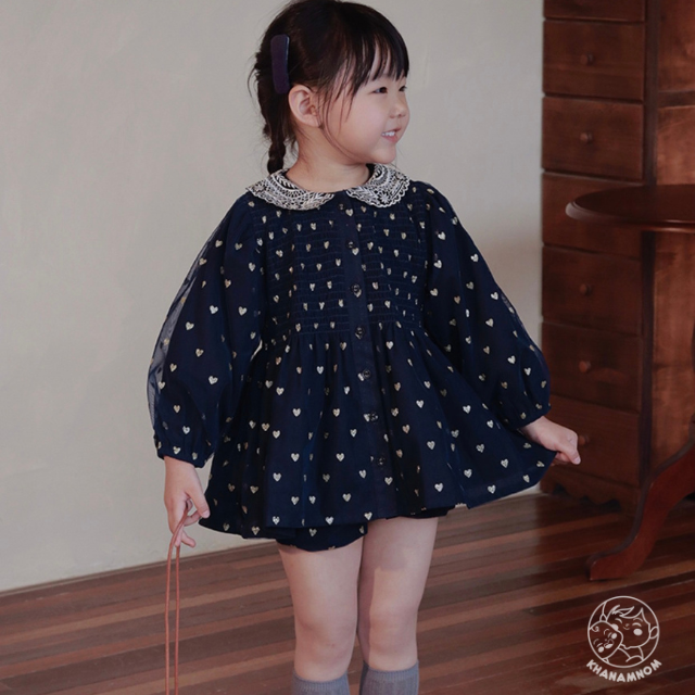 Flower embroidered heart set