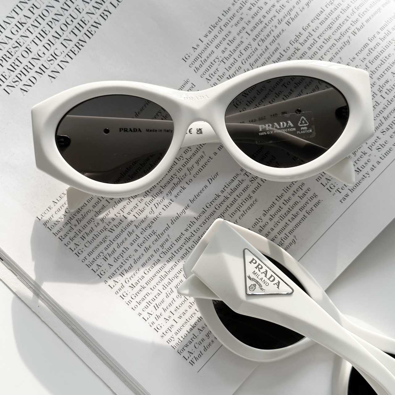 New prada Oval sunglasses    Size 52 mm 📌(ทักเชทก่อนสั่งซื้อ) 