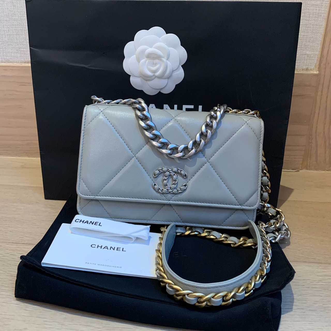 CO230409342 / Chanel / 19 WOC Lambskin SHW