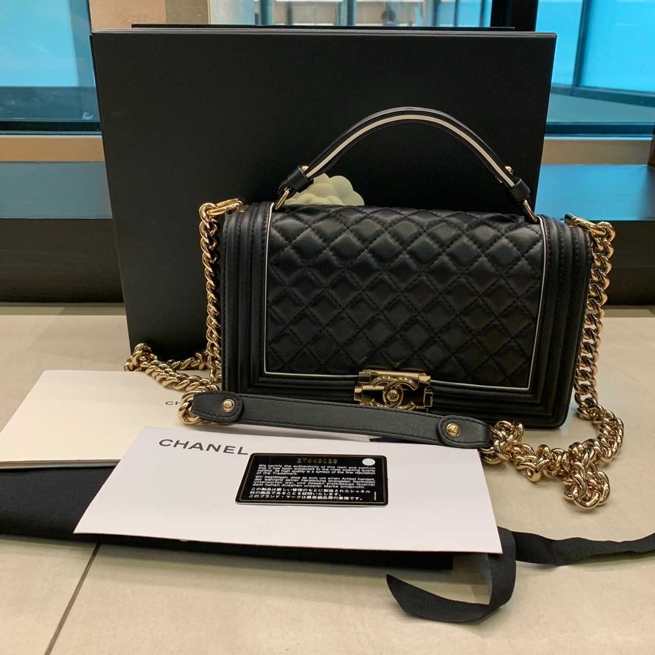 CO230409364 / Chanel / Boy Top Handle Lambskin LGHW