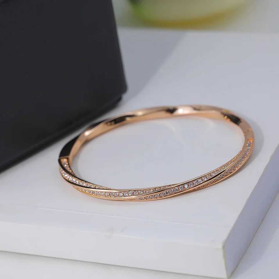trendy bracelet white and pink color