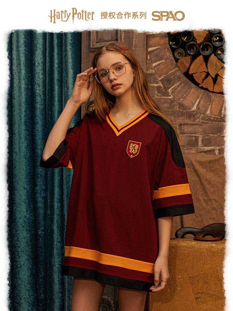[พร้อมส่ง]SPAO x Harry Potter เสื้อยืด oversize คอวีสไตล์กีฬา แฮร์รี่พอตเตอร์ ลิขสิทธิ์แท้