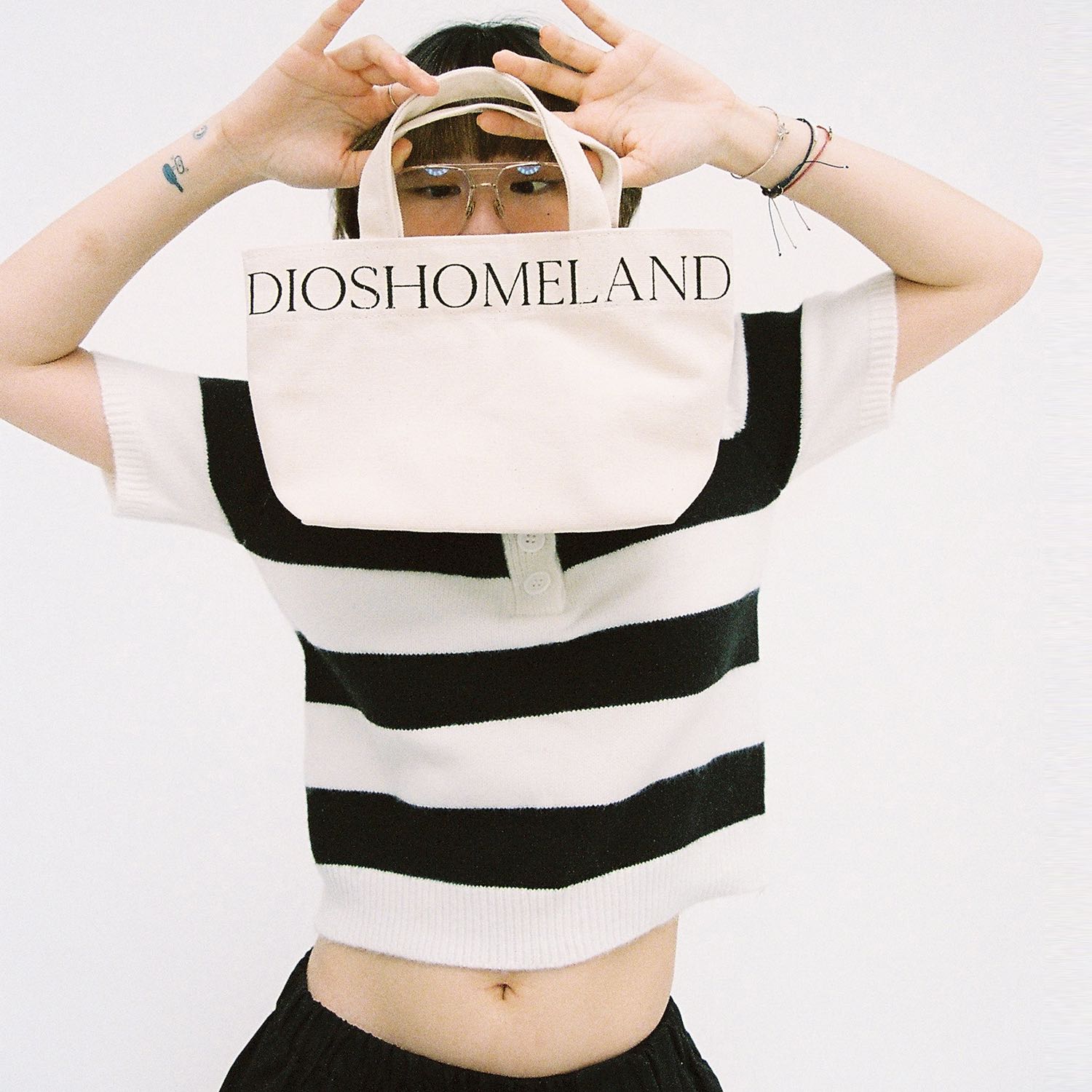 HOMELAND - กระเป๋าถือผ้า canvas สกรีนลายที่ปาก มีฐานรองทรง มีแม่เหล็ก (Small)