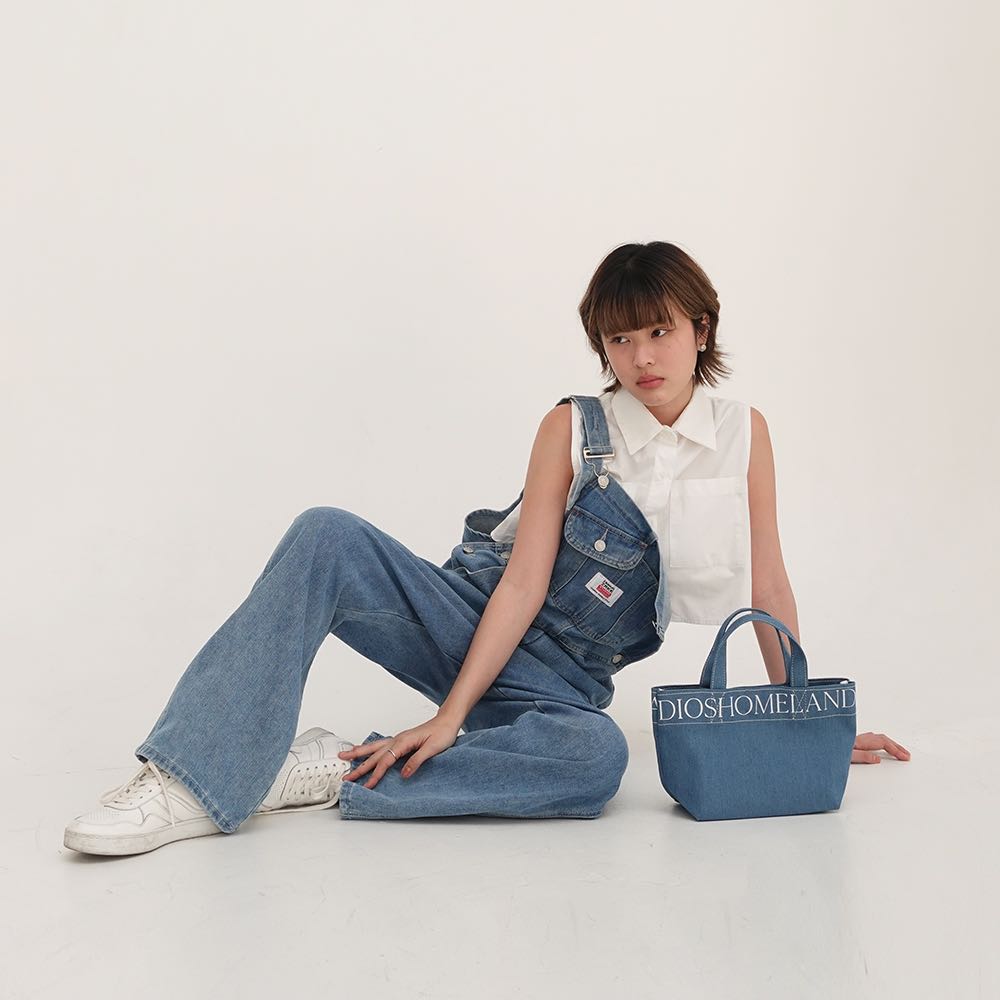 HOMELAND ♡ DENIM - กระเป๋าผ้ายีนส์อ่อน สกรีนลายที่ปากกระเป๋า มีฐานรองทรง มีแม่เหล็ก (Small)