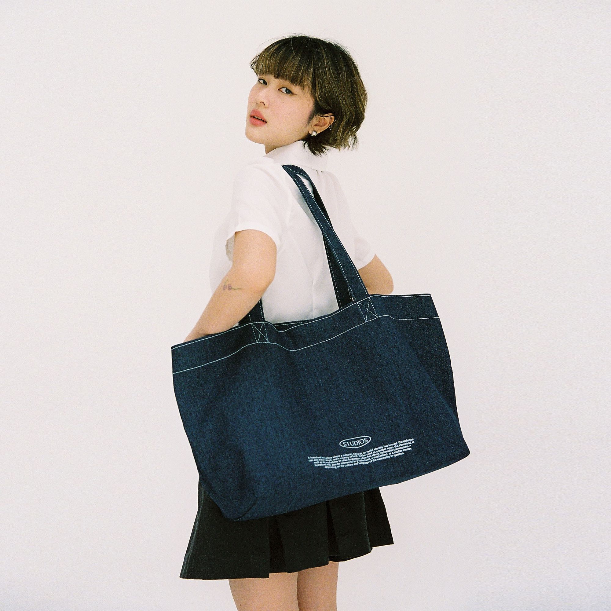 HOMELAND ♡ DENIM - กระเป๋าผ้ายีนส์เข้ม สกรีนลายสองด้าน มีฐานรองทรง มีแม่เหล็ก (Large)