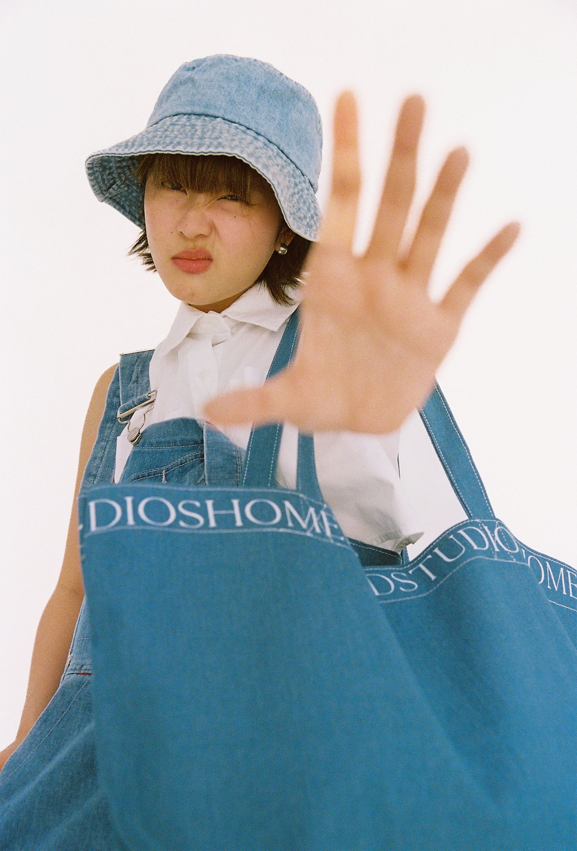 HOMELAND ♡ DENIM - กระเป๋าผ้ายีนส์อ่อน สกรีนลายขอบปากกระเป๋า มีฐานรองทรง มีแม่เหล็ก (Large)