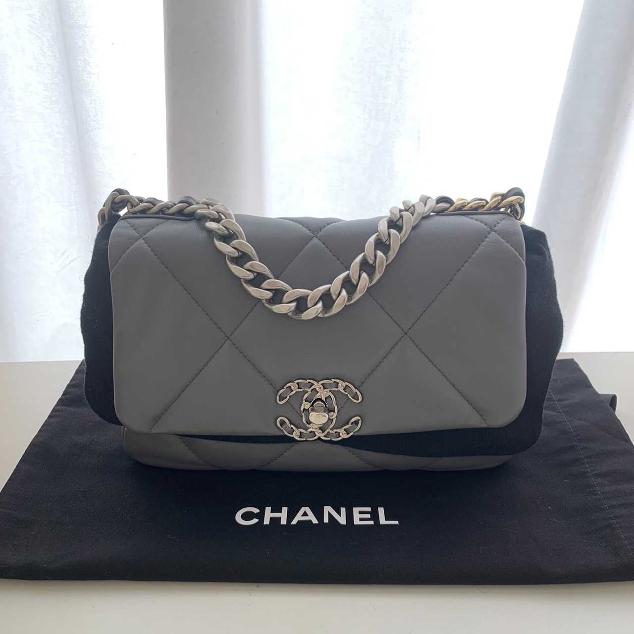 CO230610132 / Chanel / 19 Flap Bag Lambskin Microchip