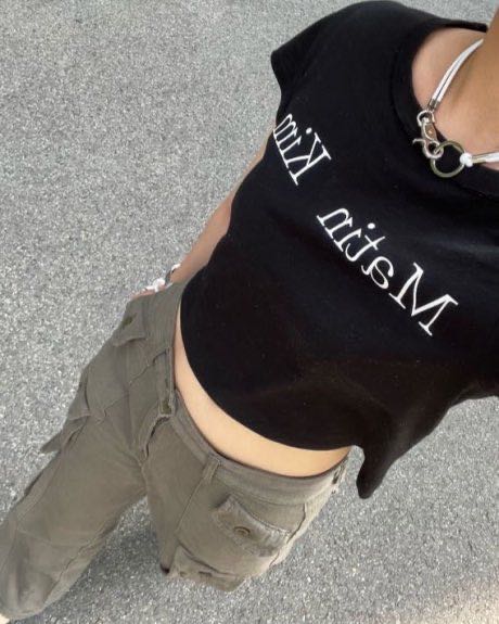 (พร้อมส่ง)Matin kim crop tee in black
