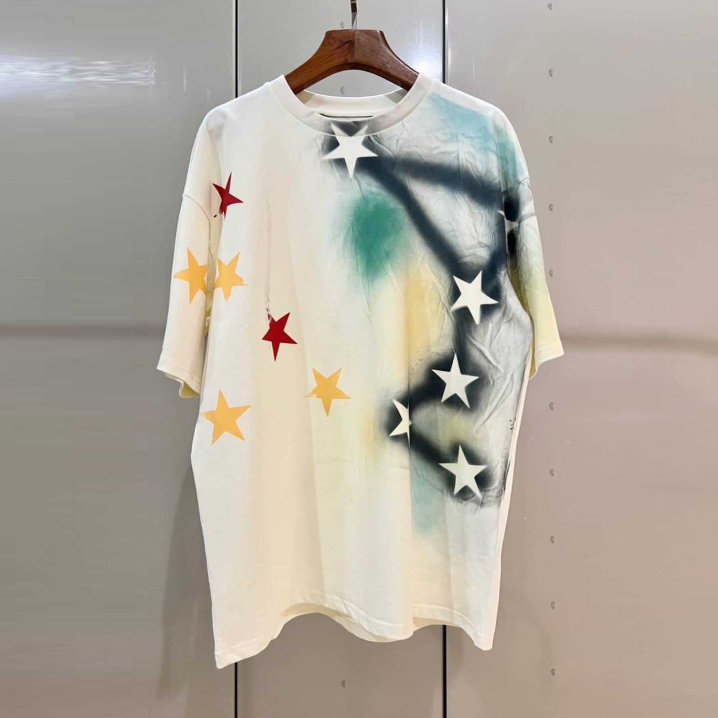 PALM ANGELS SPRAYED STARS-PRINT COTTON-JERSEY T-SHIRT เสื้อยืดคอกลมแขนสั้น แบรนด์ปาล์มแองเจิล