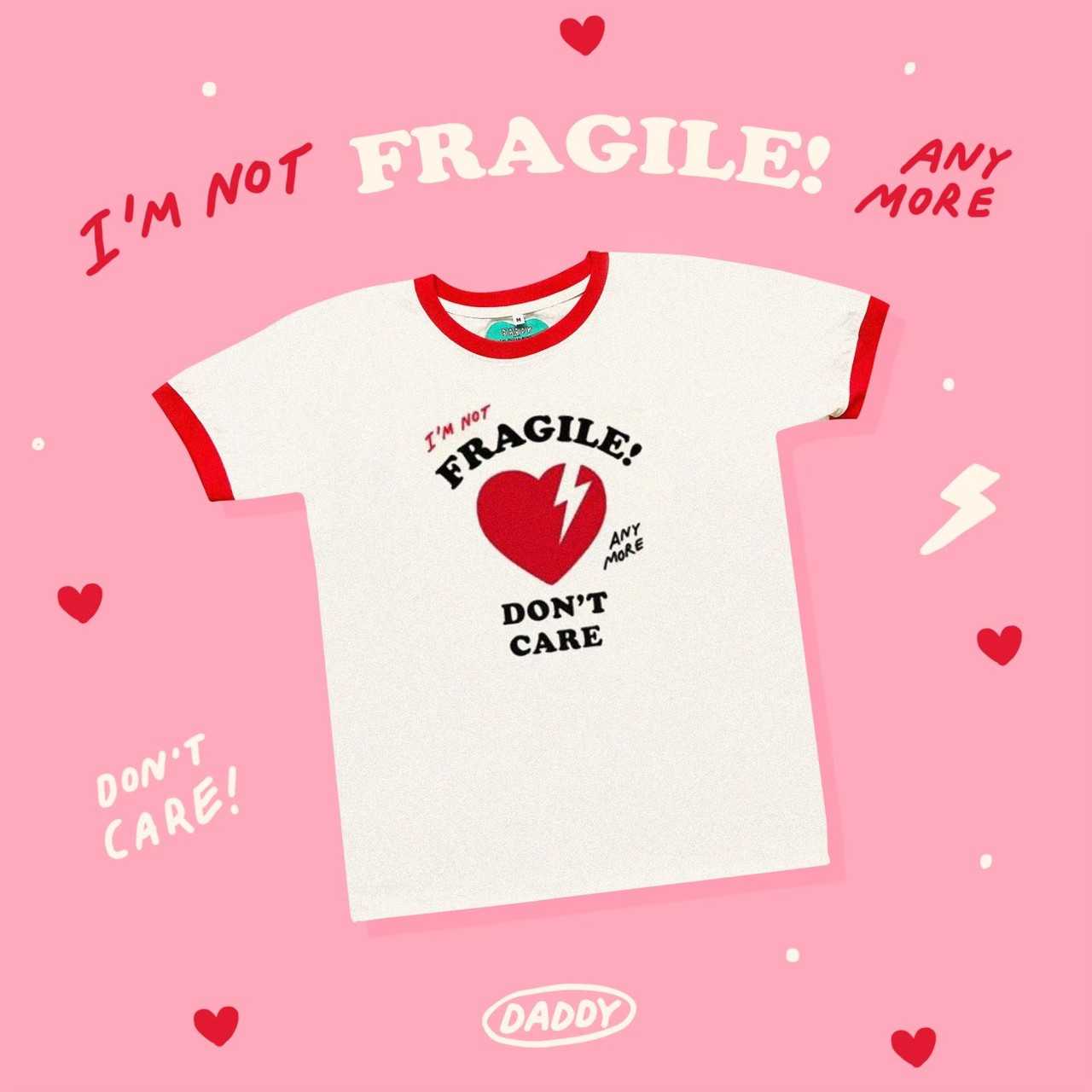 Daddy I’m not Fragile T-Shirt เสื้อยืดสีขาว กุ๊นคอ แขน สีแดง ลายหัวใจ