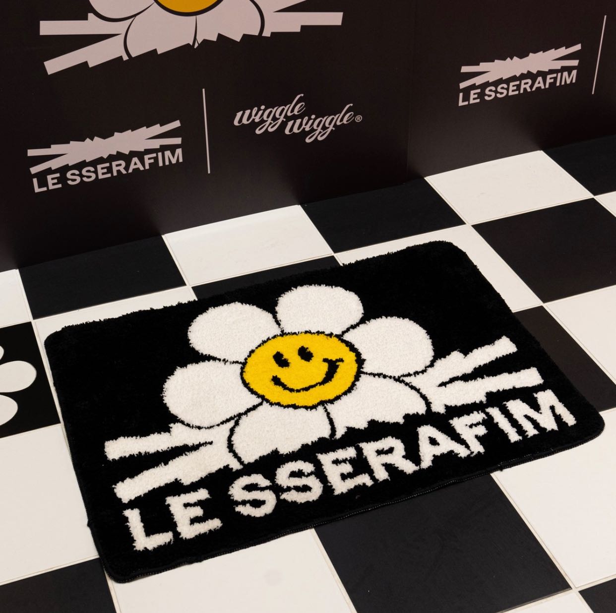 LE SSERAFIM ルセラフィム フロアマット ラグ ウィグルウィグル LE SSERAFIM X wiggle wiggle フロアマット LE SSERAFIM X wiggle
