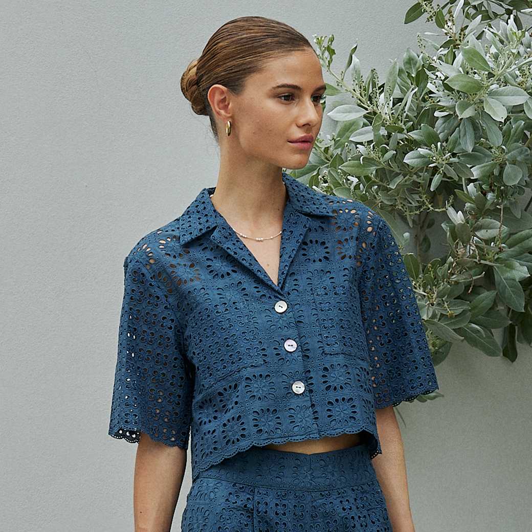 ( พร้อมส่ง) Perana เสื้อลูกไม้ Penny Shirt สีน้ำเงินกรม Navy