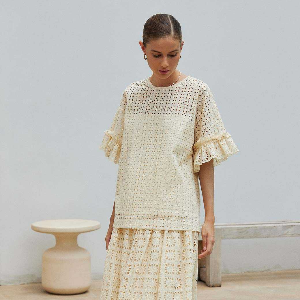 (พร้อมส่ง ) Perana เสื้อลูกไม้ Penny Blouse (ทรง oversized) สีครีม Cream