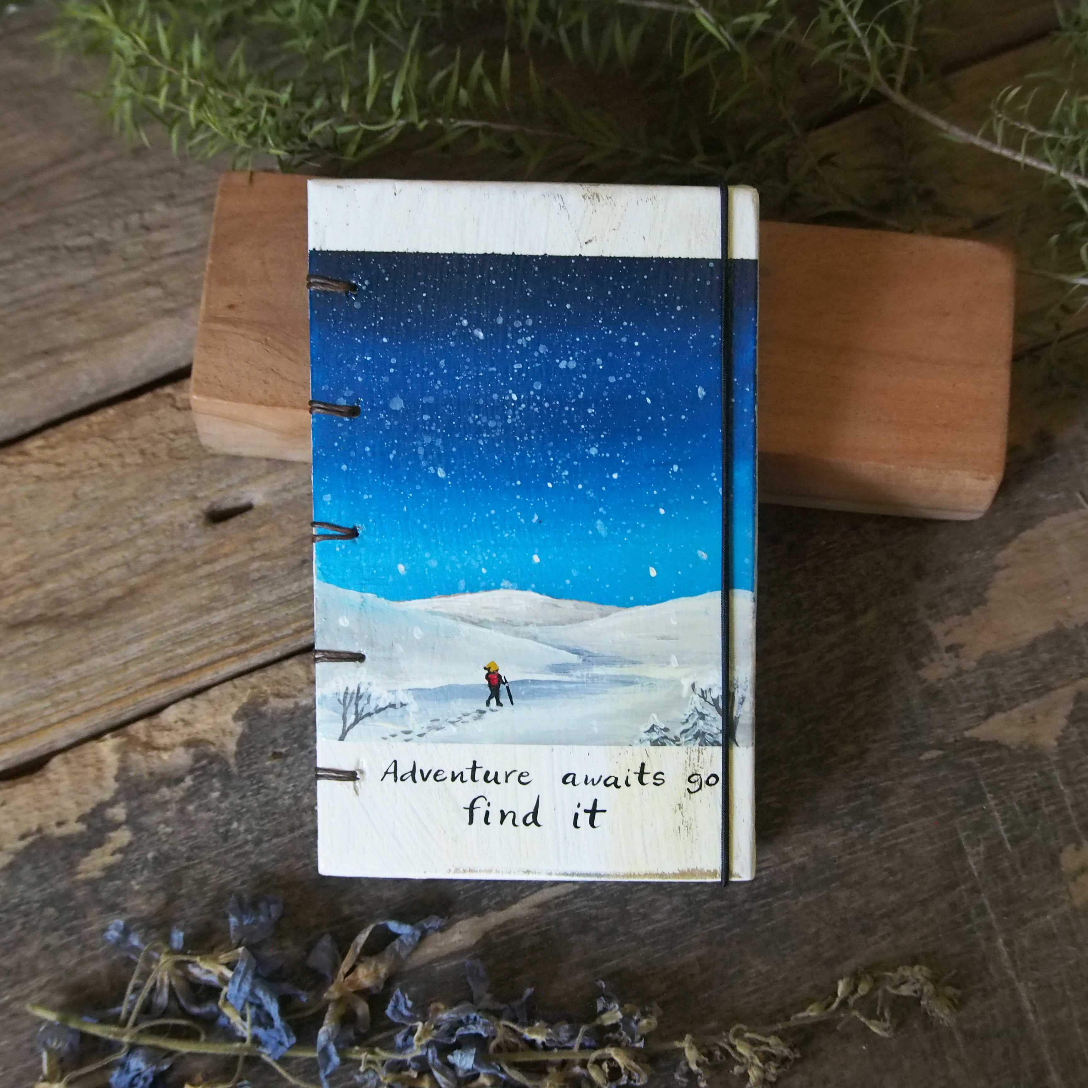 สมุดปกวาดสีอะครีลิครูปยอดเขาหิมะ Acrylic paint on vintage wooden notebook