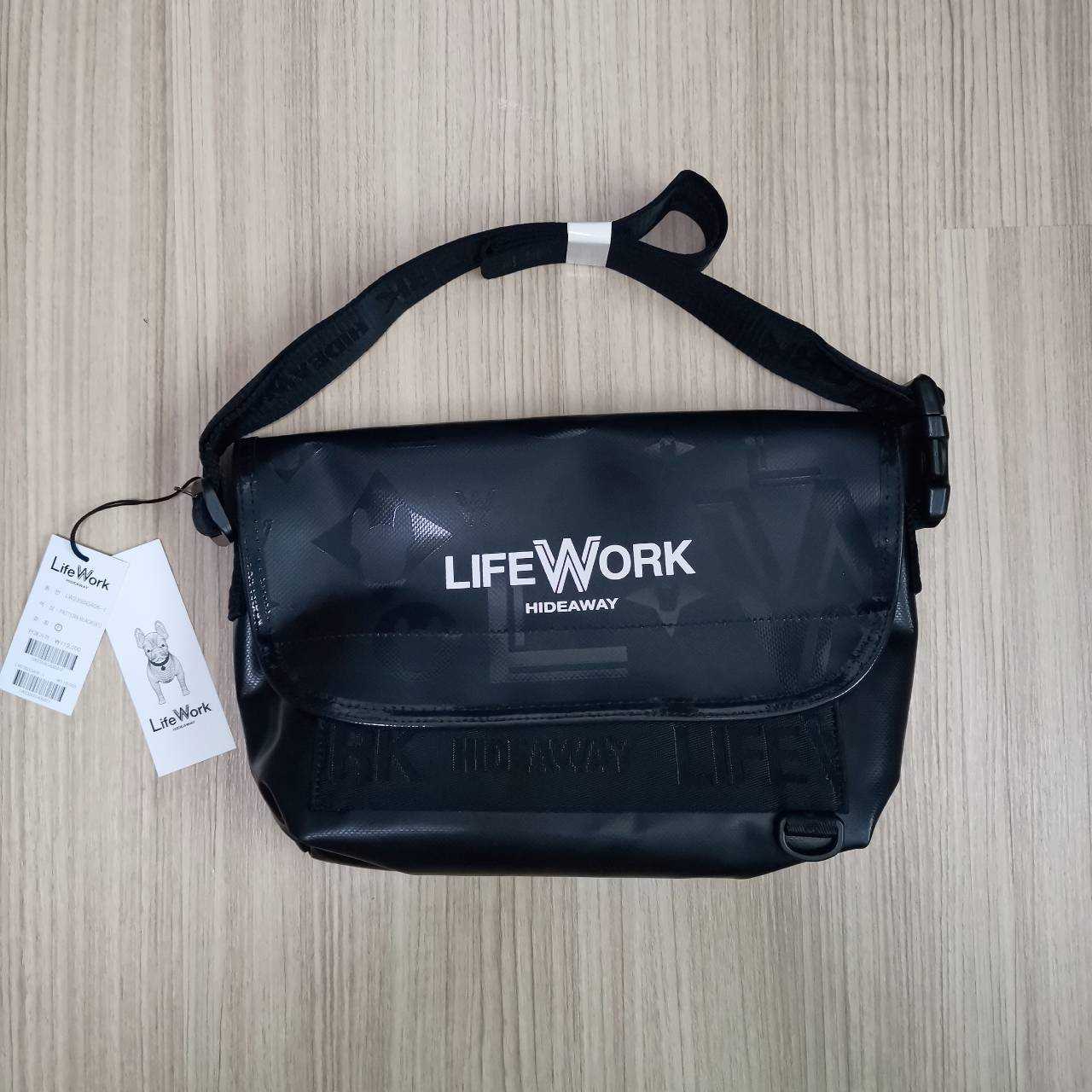   📌(ทักเชทก่อนสั่งซื้อ)   LIFEWORK Logo Flap Top Messenger Bag   LW235BG406
