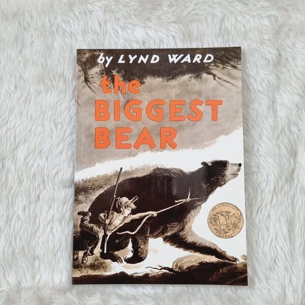 [หนังสือ SCG เด็ก]The Biggest Bear by Lynd Ward : A Caldecott Award Winner Paperback – Picture Bo...