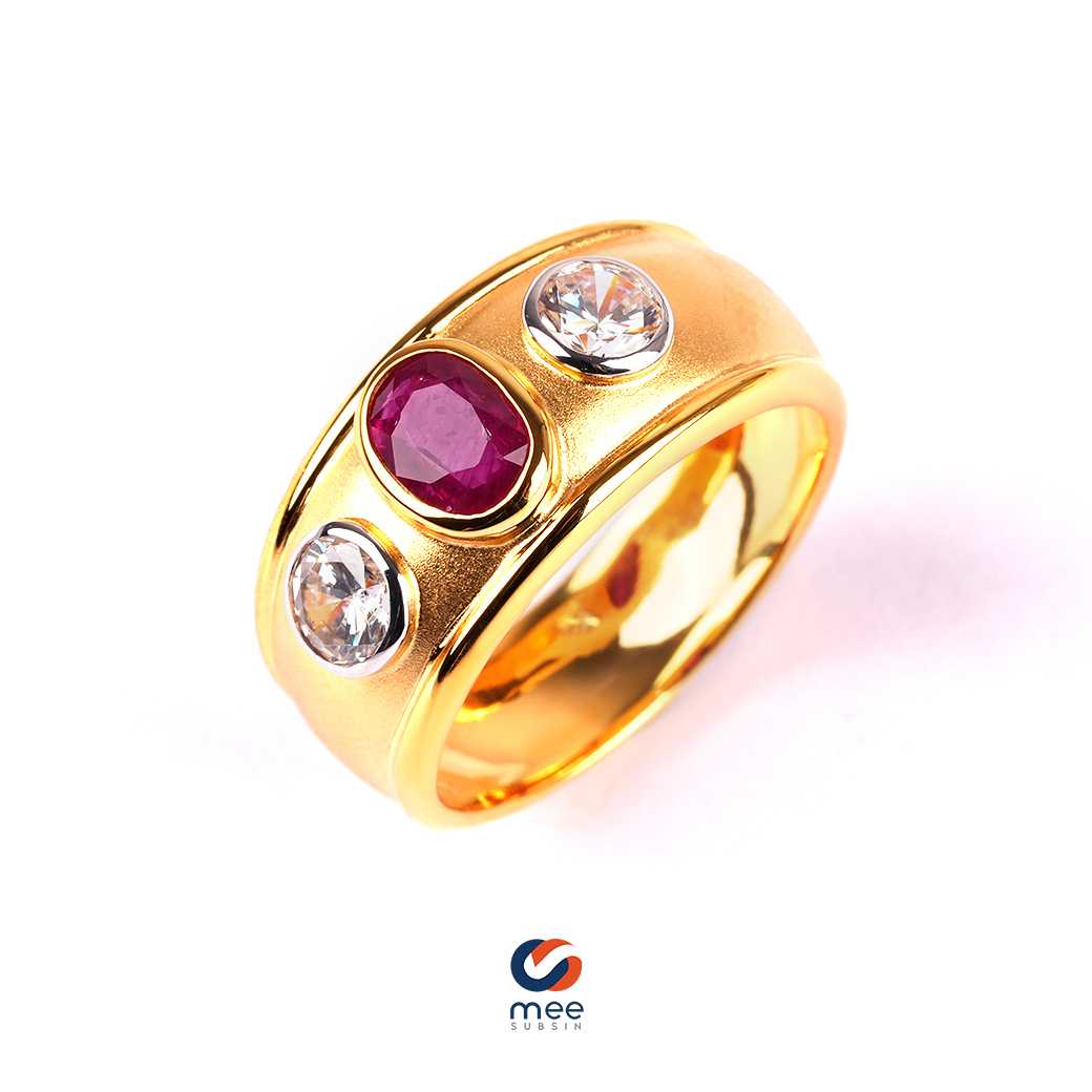 แหวนทับทิมอัฟริกา ประดับพลอยขาว ตัวเรือนทองคำ 18k [RG230100]