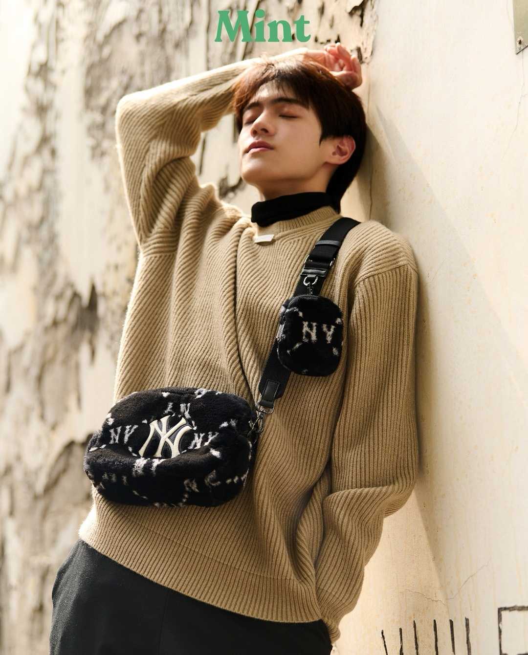 Clearance Sale📣 MLB Fur Cross Bag  กระเป๋าสะพายข้าง ครอสบอดี้ ขนเฟอร์ ขนนุ่ม สีขาว สีดำ สีน้ำตาล