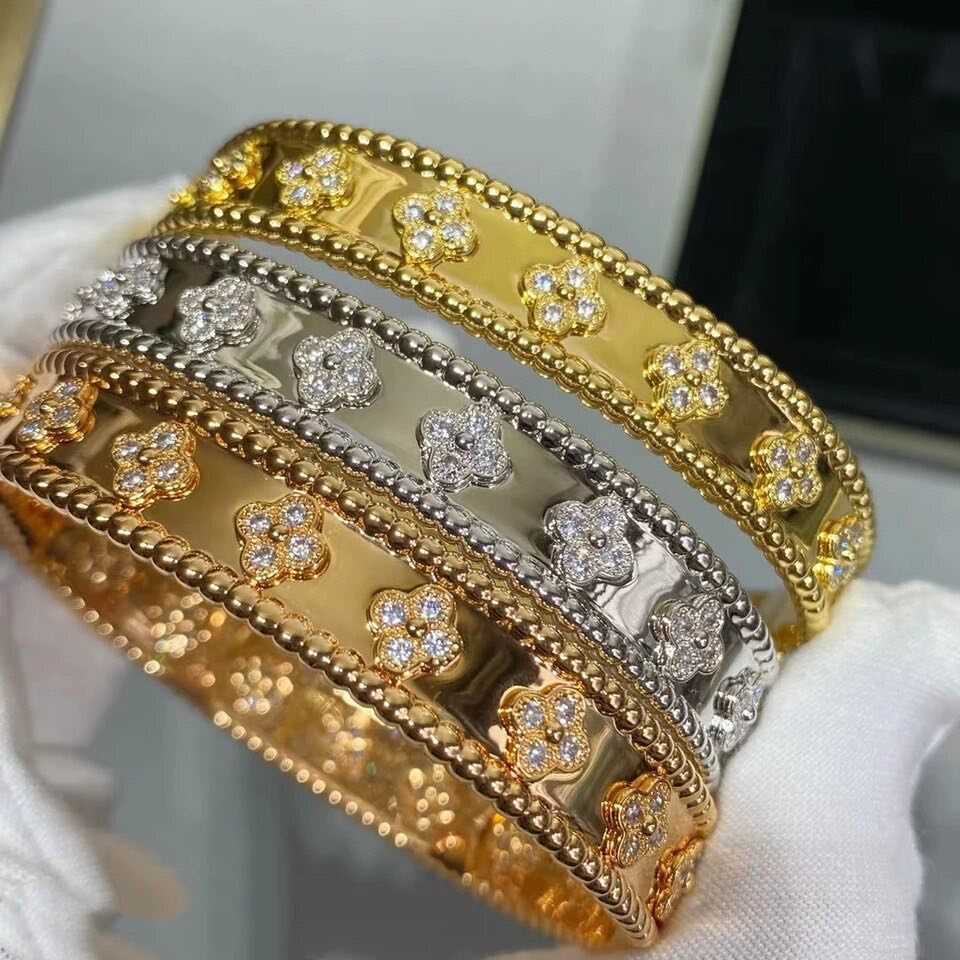 กำไลข้อมือ VC ดอกไม้