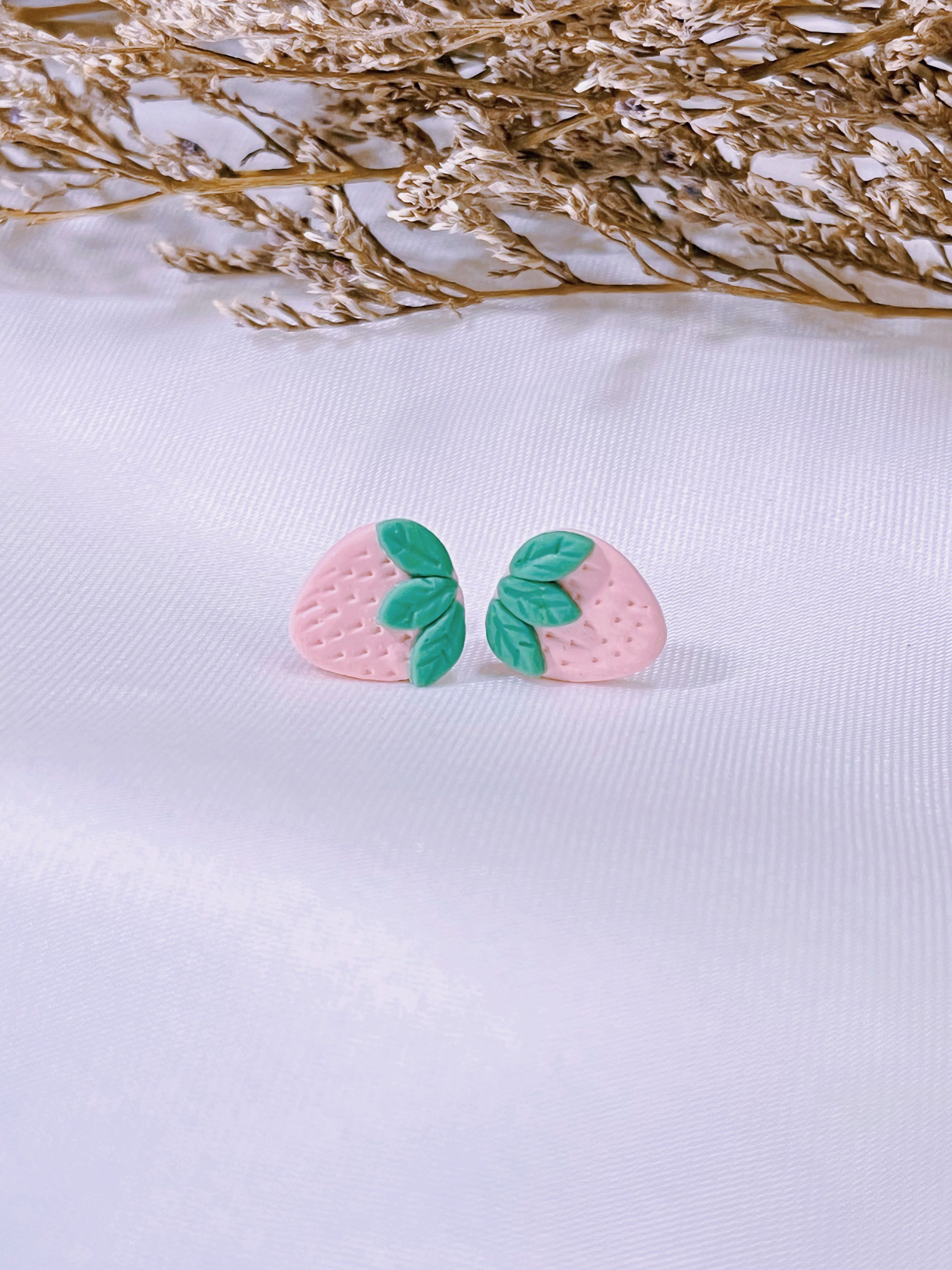 Strawberry stud earrings | ต่างหูรูปสตรอว์เบอร์รี่