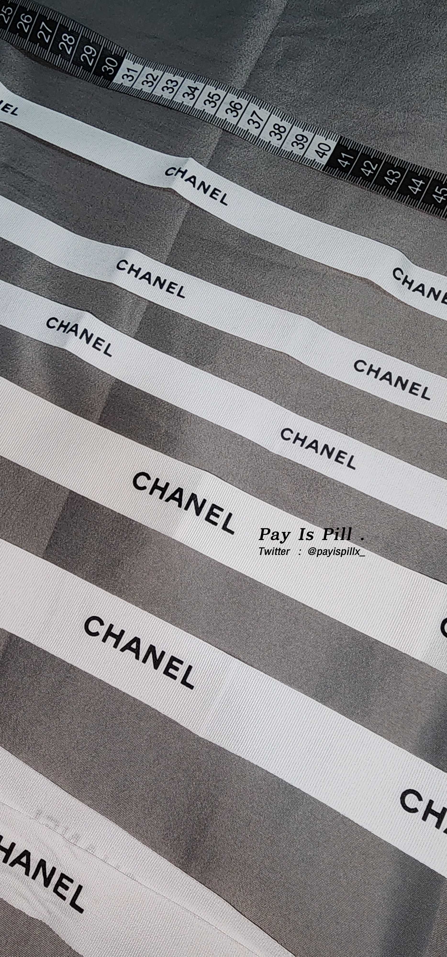 ริบบิ้น Chanel ขาว อักษรดำ กว้าง 3.5 cm และ 1.5 cm ยาว  240 - 70 cm. (มีรอยพับ)