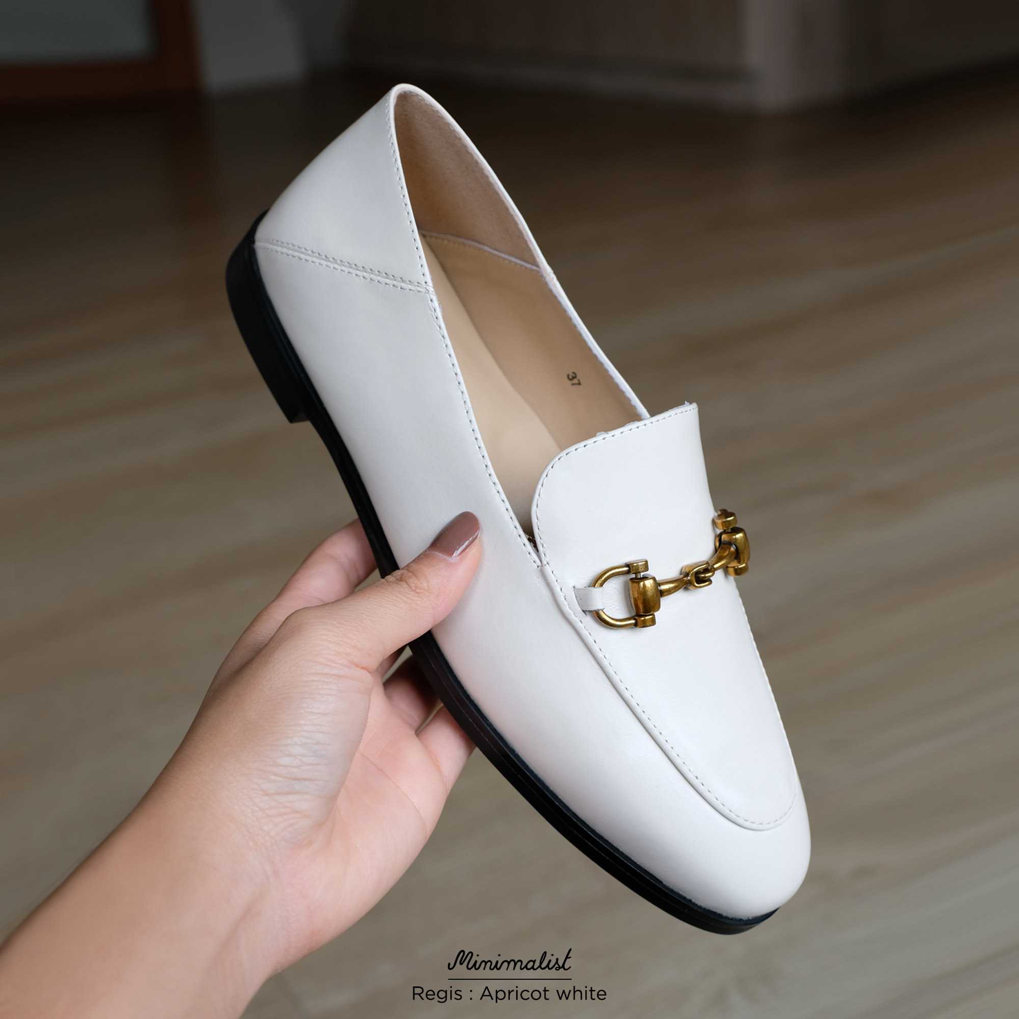 Regis in apricot white