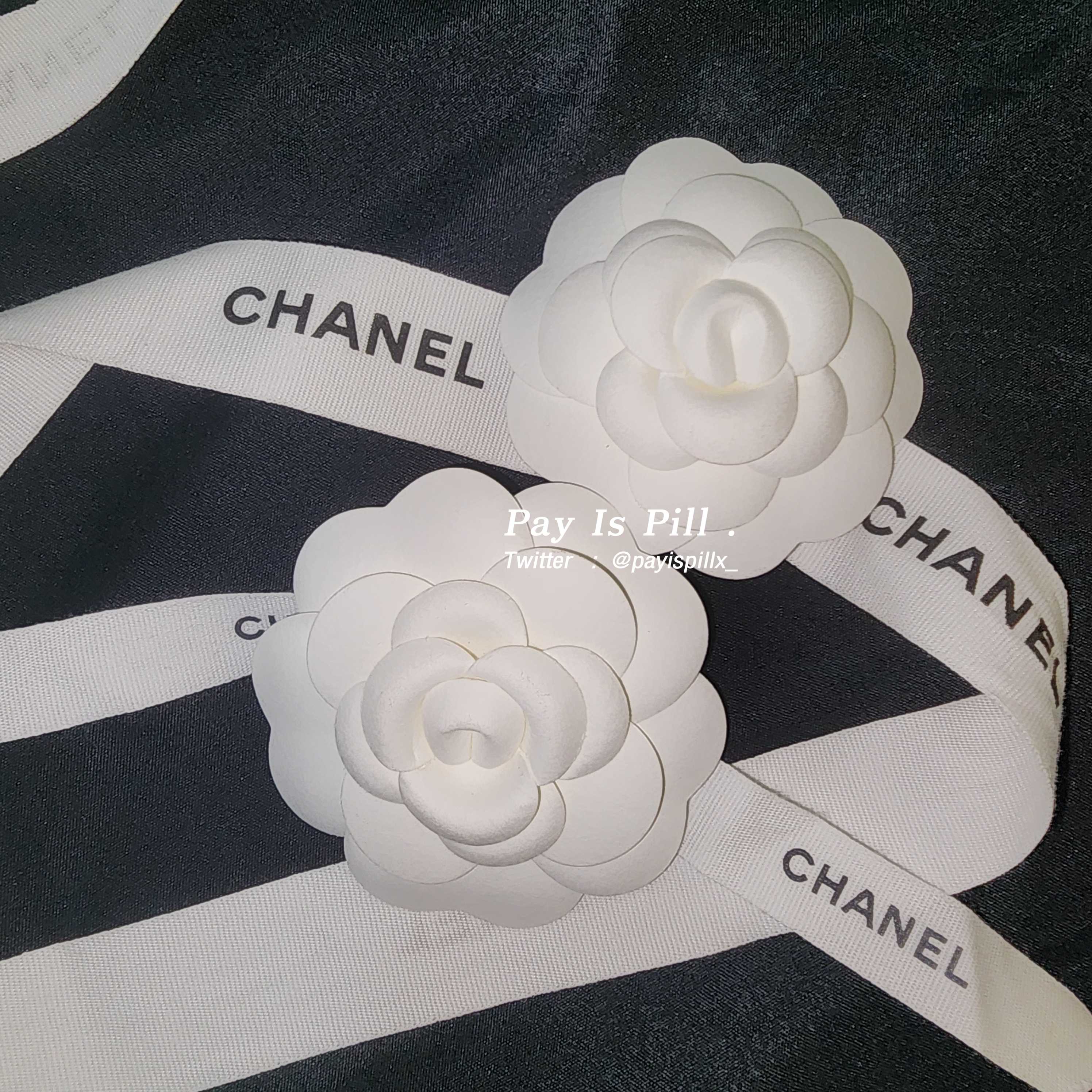 ริบบิ้น Chanel ขาว อักษรดำ ติดดอกคามิลเลีย