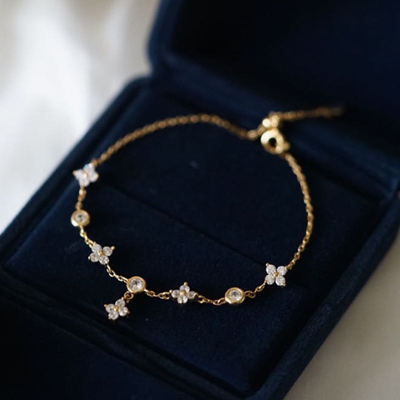 ♡สร้อยข้อมือดีเทลดอกไม้[elegant collection] เป็นดอกไม้ประดับเพชรเต็มเส้น มีดอกไม้ห้อยเพิ่มดีเทลเล็กๆ