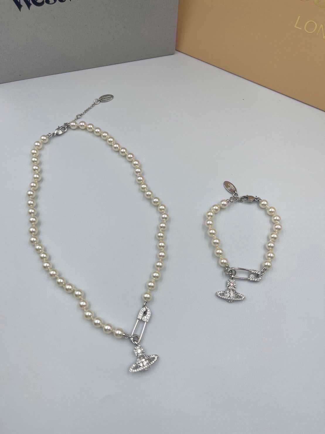 📌(ทักเชทก่อนสั่งซื้อ)   New vivienne westwood​ Necklace 14,900         Bracelet 11,000