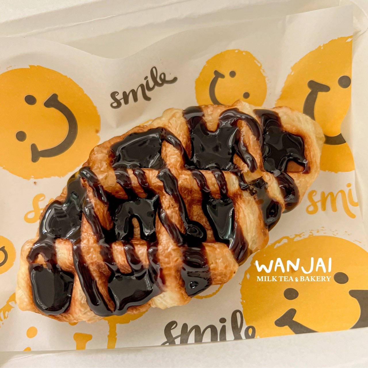 ครอฟเฟิล ราดซอสช็อคโกแลต (Topped with chocolate sauce)